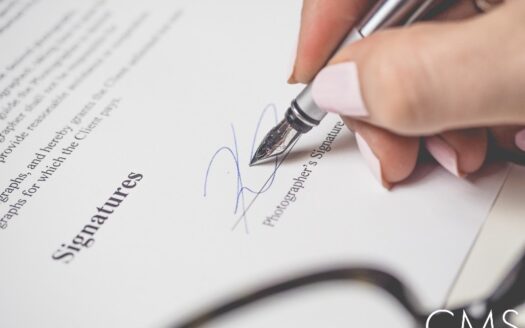 Firma del crédito hipotecario por un joven.