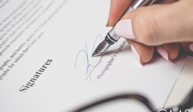 Firma del crédito hipotecario por un joven.