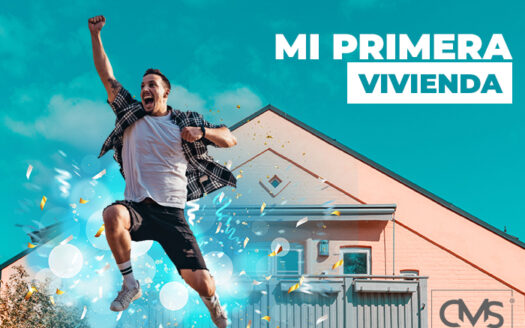 Chico saltando al comprar su primera vivienda